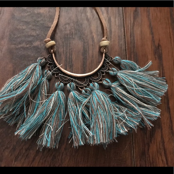 💰SOLD-NEW Anthropologie boho fringe blue necklace - Picture 2 of 2